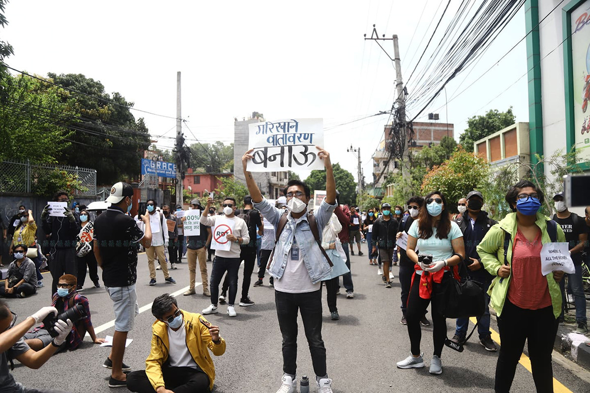 https://raracms.setopati.com/uploads/shares/2020/baluwatar ma pradarsan/protest at baluwatar (1).jpg